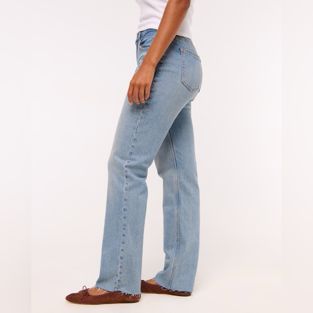 Abercrombie & Fitch Light Blue Curve Love Mid Rise 90s Straight Leg Jeans 24 - Picture 2 of 12